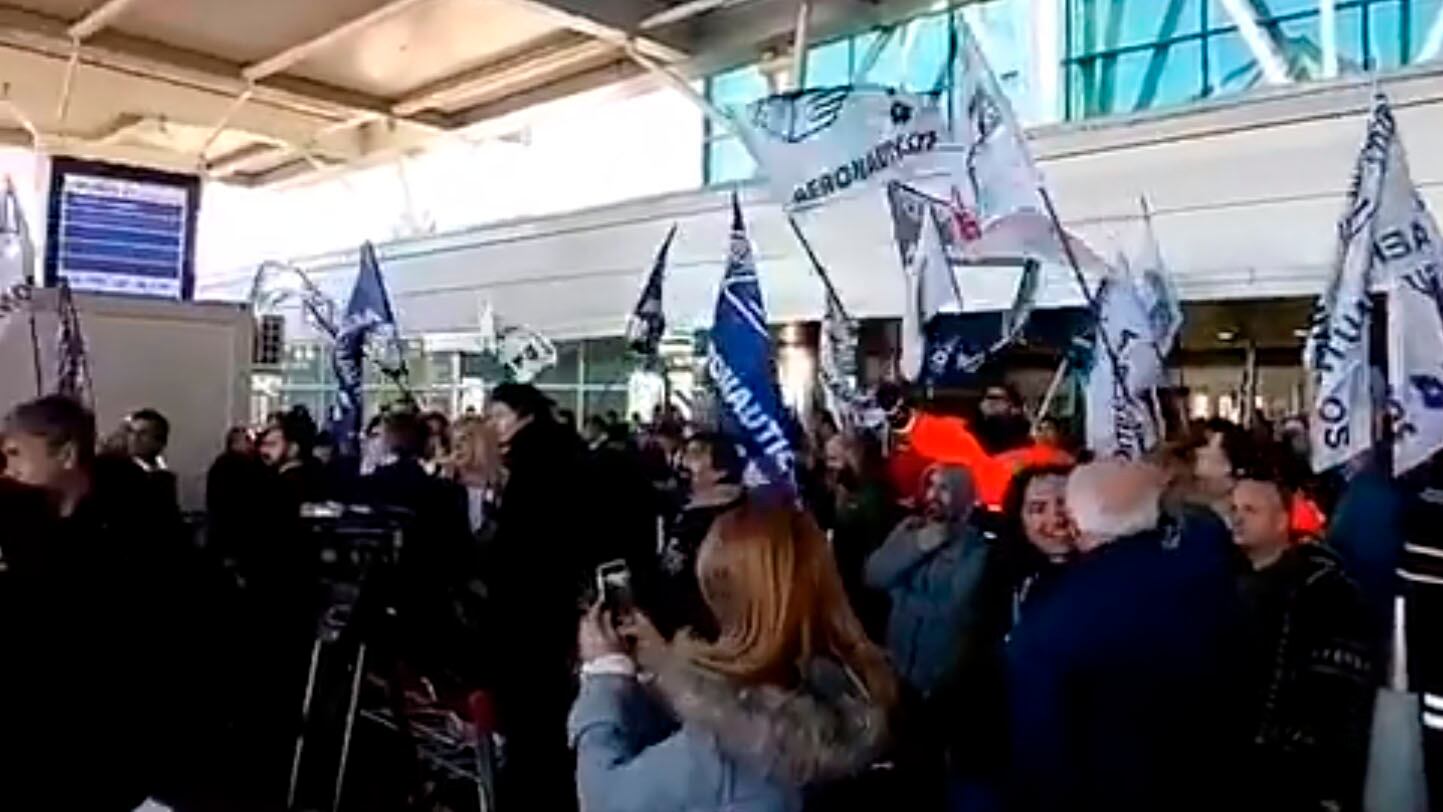 La medida de los gremios aeronáuticos no incluye la cancelación ni retraso de vuelos.