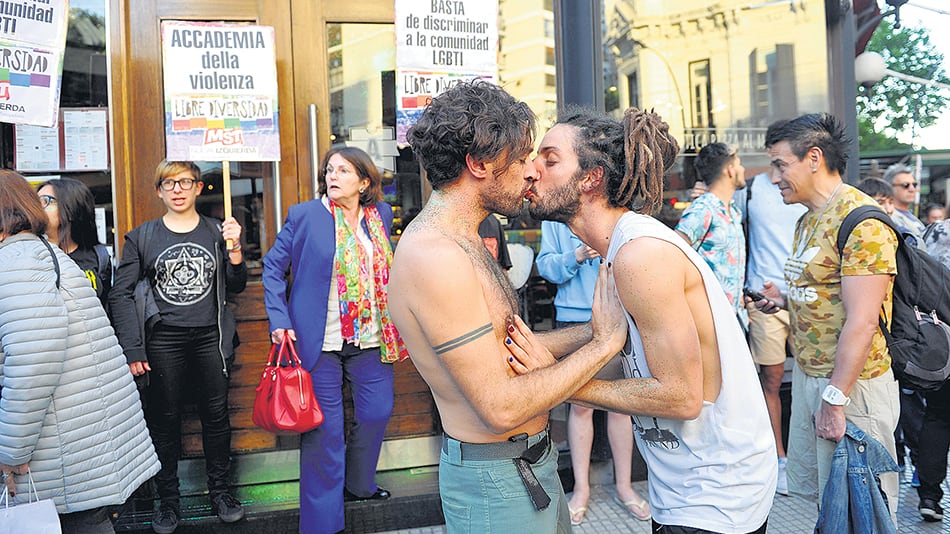 Las señoras palermitanas manifestaban su desagrado por las muestras de cariño de los muchachos.