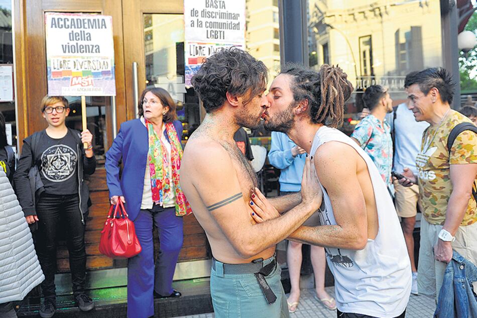 Las señoras palermitanas manifestaban su desagrado por las muestras de cariño de los muchachos.