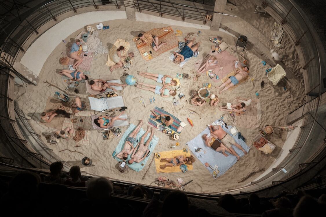 Sun & Sea presentándose en un estacionamiento en Lituania, 2021