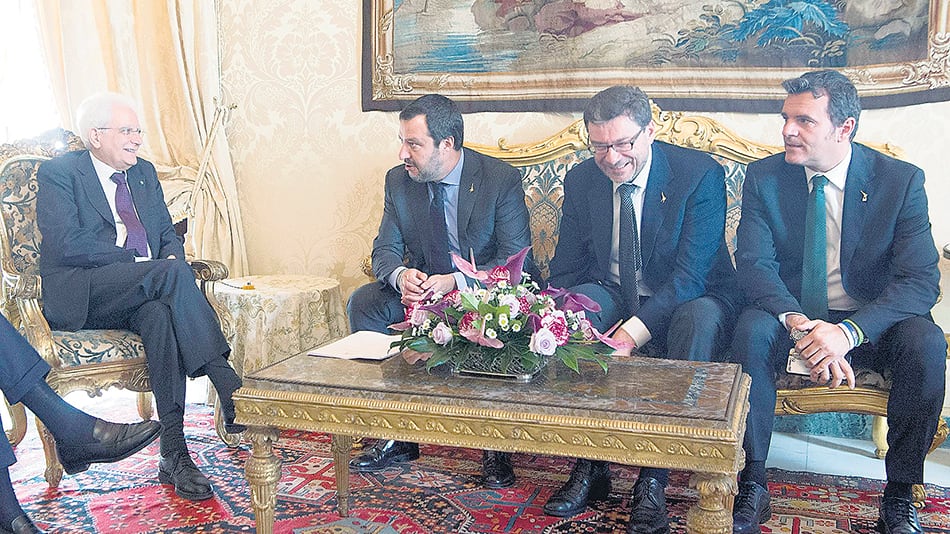 Mattarella durante su encuentro con Salvini (primero izq.).
