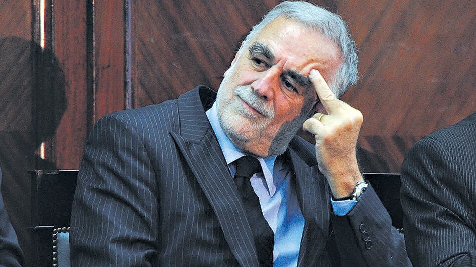 Moreno Ocampo dijo que tenía que protegerse de los bancos argentinos.