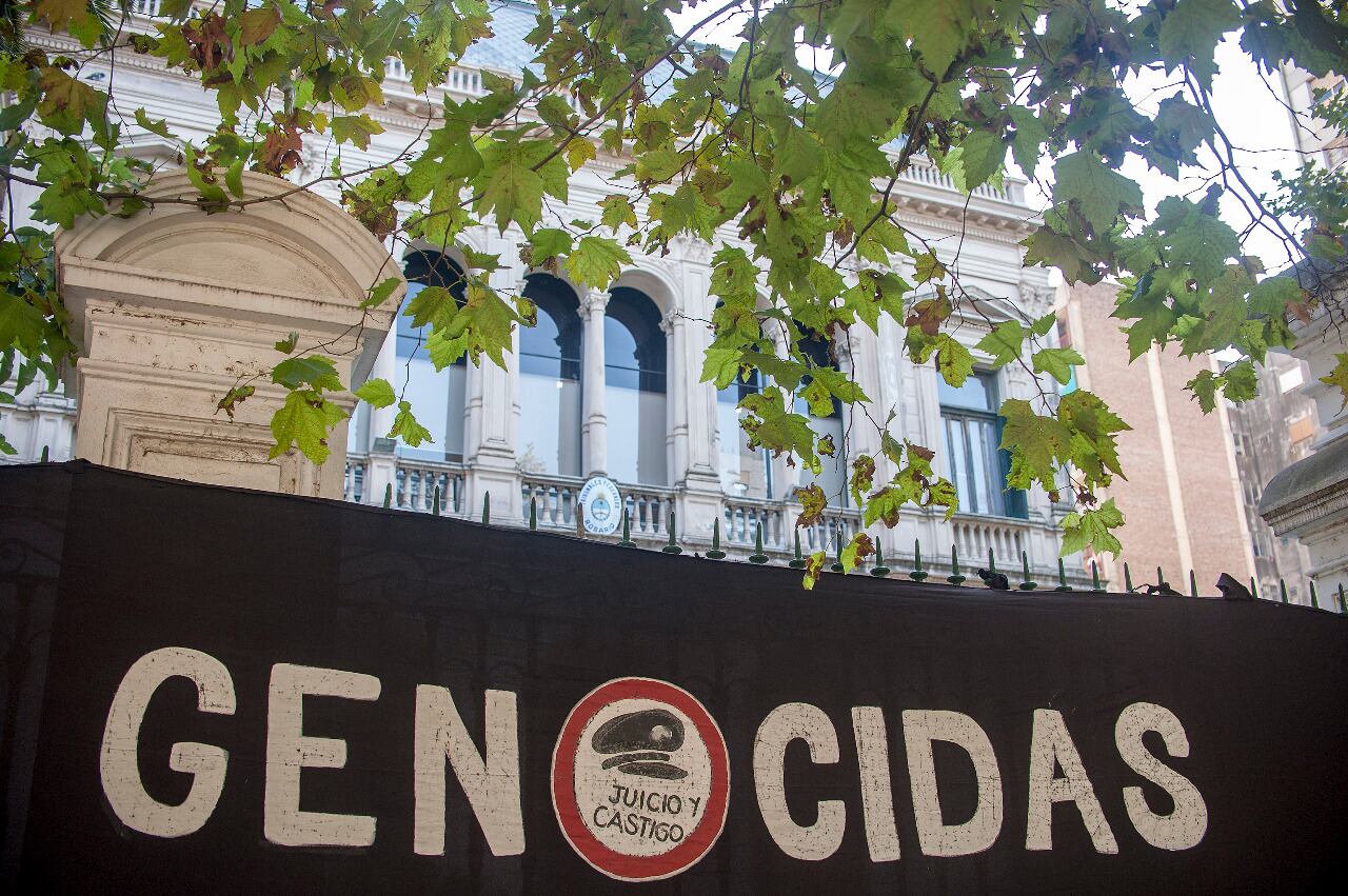 La dictadura de los genocidas Videla y Menéndez no sólo robó bebés, también los torturó.