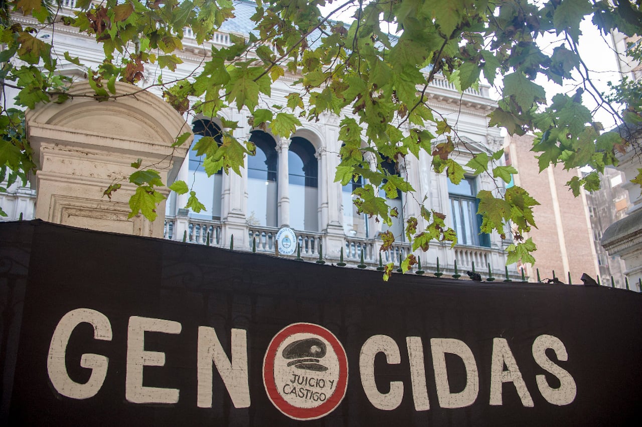 La dictadura de los genocidas Videla y Menéndez no sólo robó bebés, también los torturó.