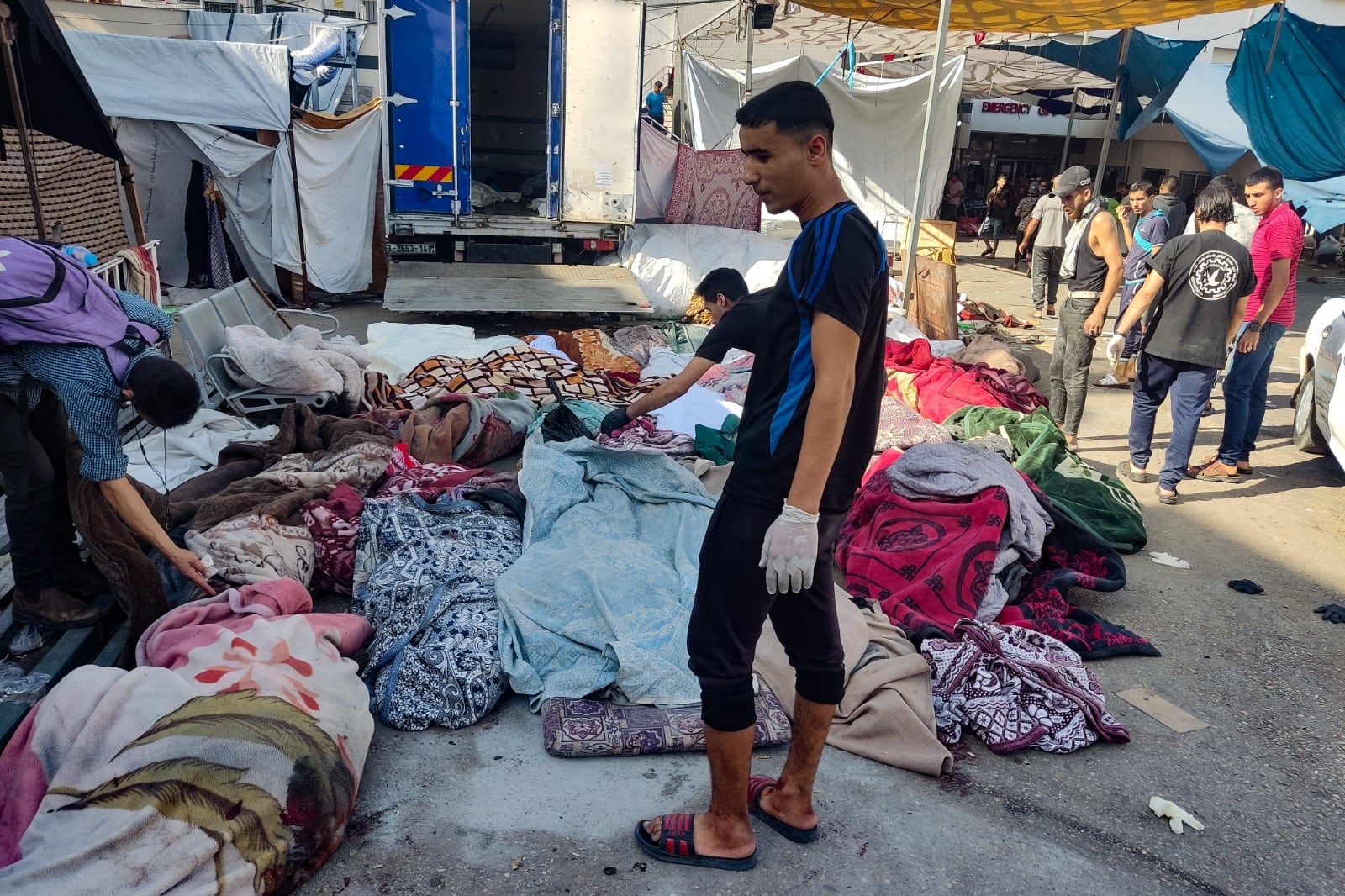 Cadáveres de palestinos a´piladosen el patio del hospital Al Shifa en Gaza.