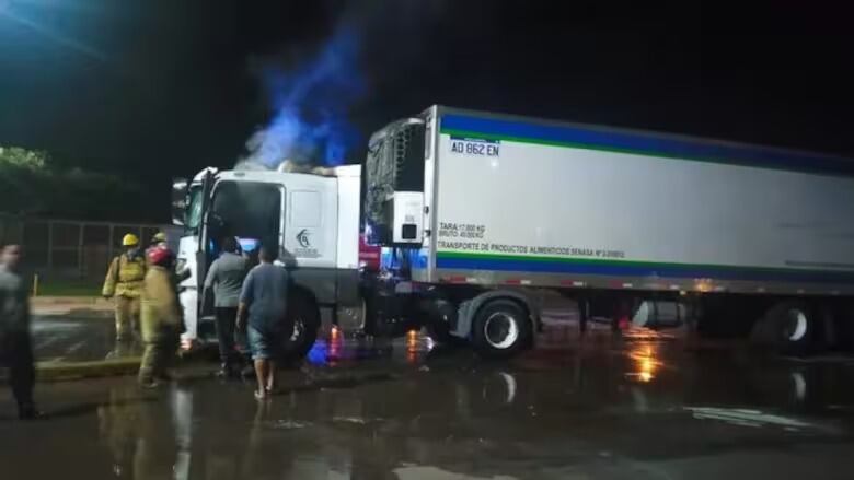 Esta vez un camión del Swift recibió un ataque con bomba Molotov.