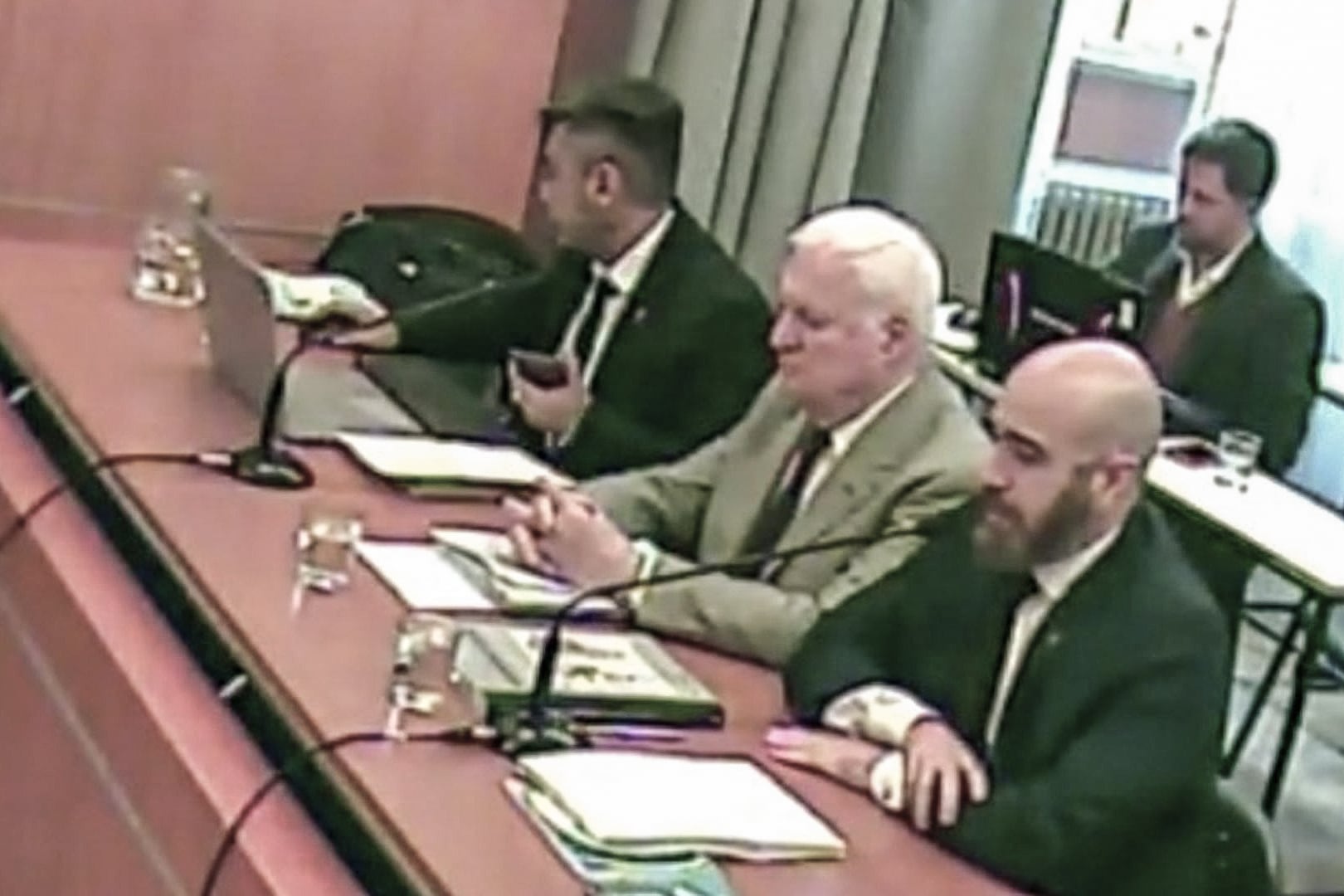 Nelson Periotti, extitular de Vialidad Nacional, flanqueado por sus abogados.