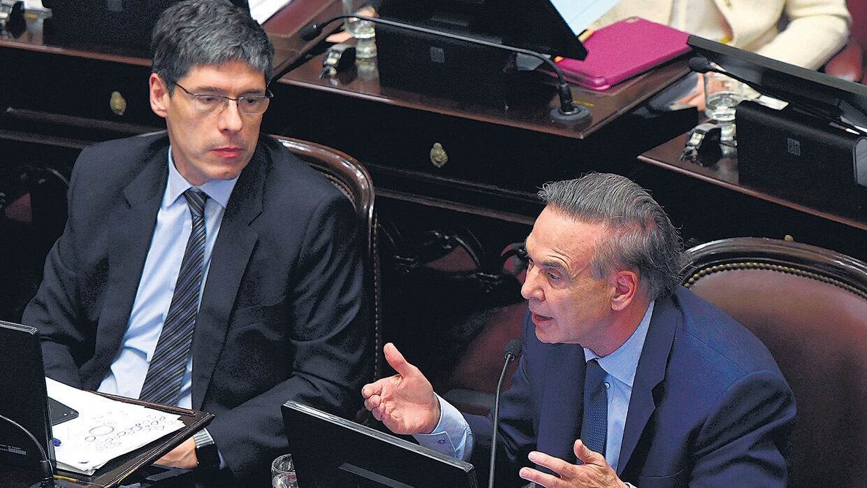 El jefe del bloque de senadores del PJ, Miguel Angel Pichetto, en el debate junto a Juan Manuel Abal Medina.