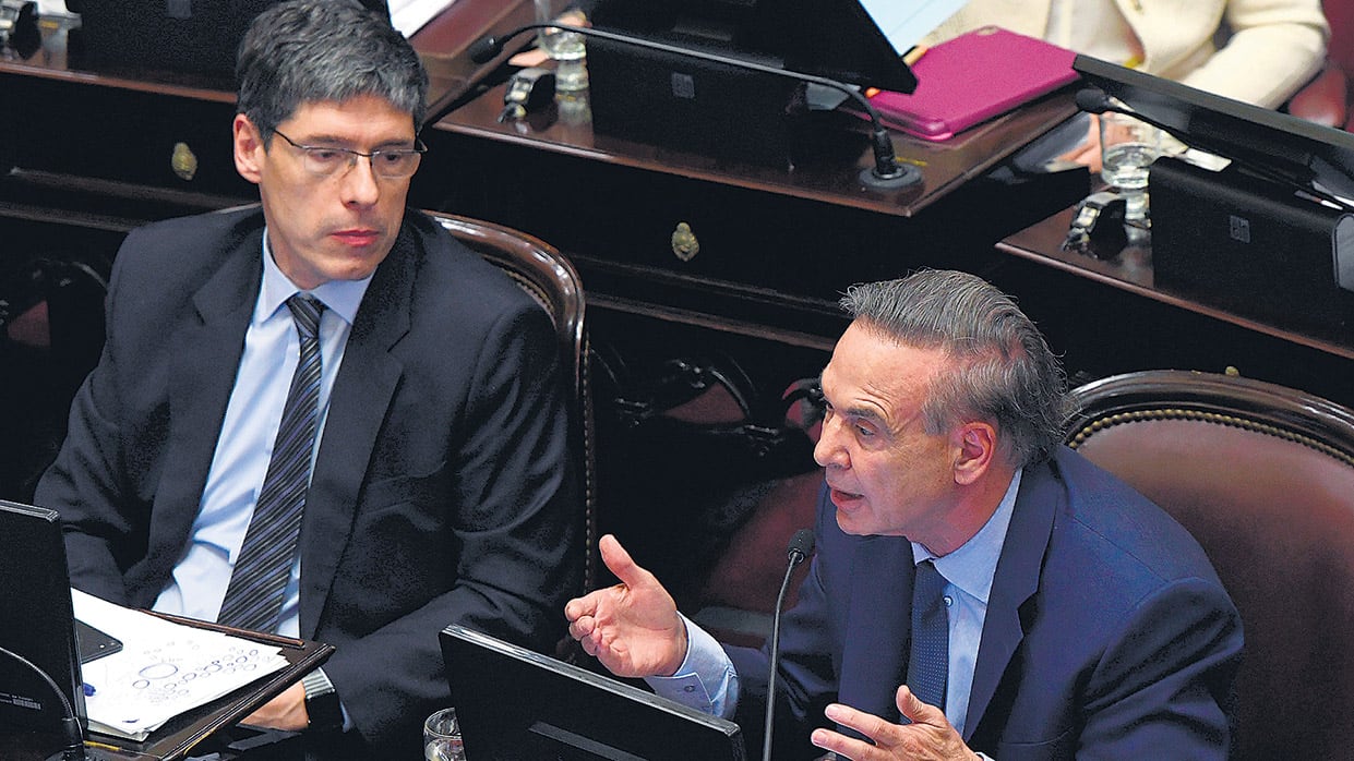 El jefe del bloque de senadores del PJ, Miguel Angel Pichetto, en el debate junto a Juan Manuel Abal Medina.