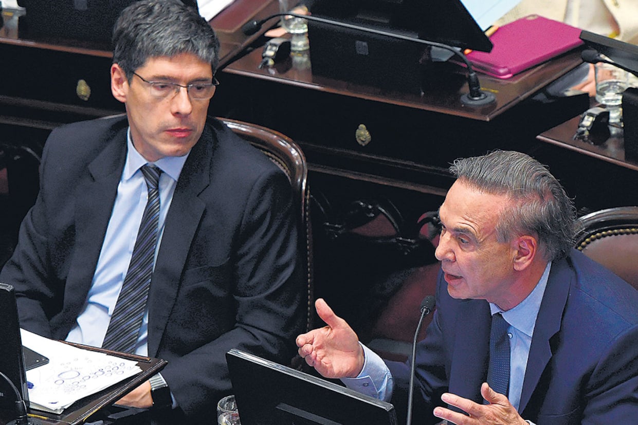 El jefe del bloque de senadores del PJ, Miguel Angel Pichetto, en el debate junto a Juan Manuel Abal Medina.