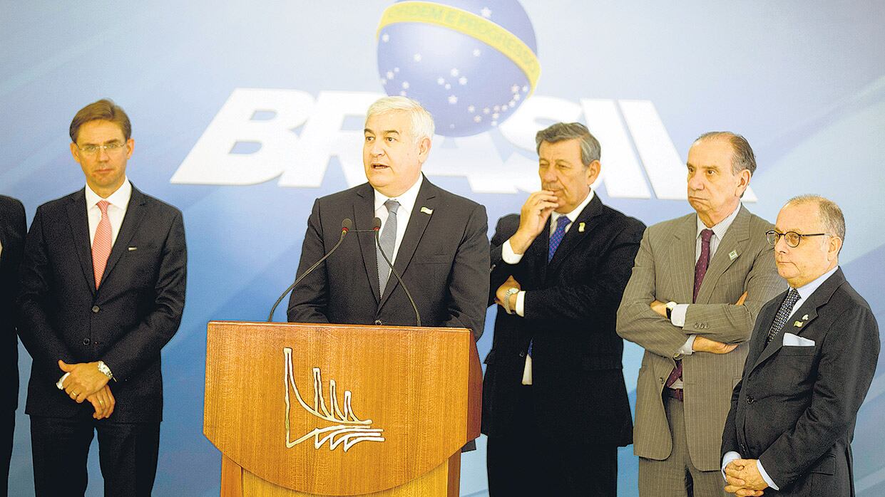 El vice de la Comisión Europea, Jyrki Katanien (izquierda), conversó con periodistas argentinos.