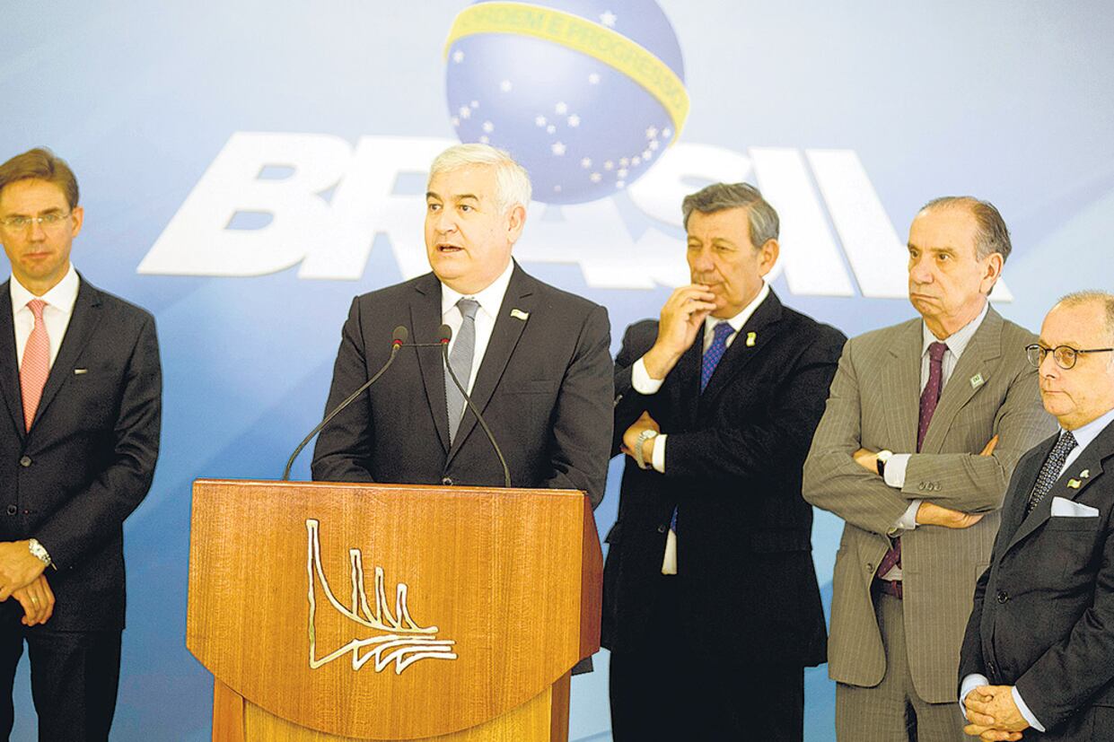 El vice de la Comisión Europea, Jyrki Katanien (izquierda), conversó con periodistas argentinos.