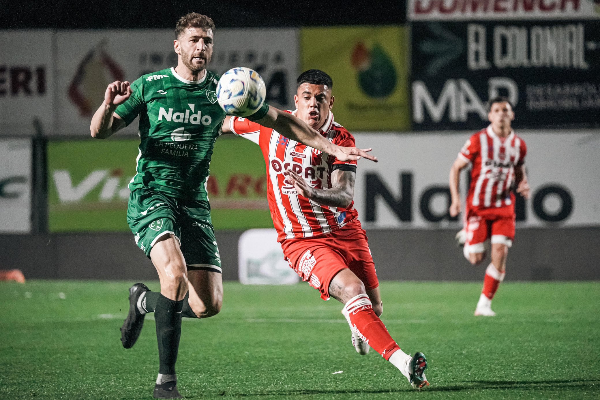 Morales lucha con un defensor de Sarmiento