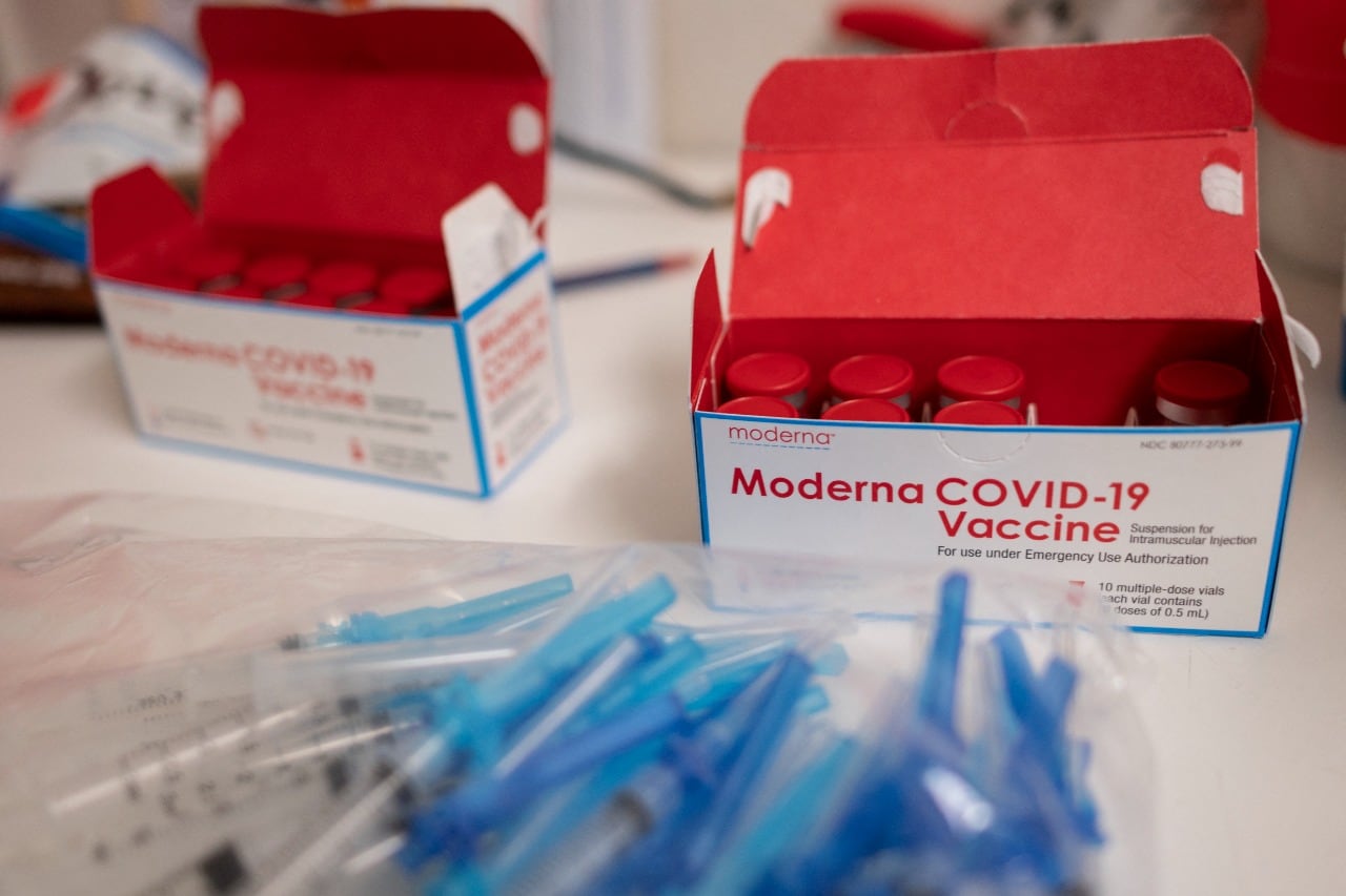 Según Moderna, la falla se remontó a la línea de producción de una fábrica en España.