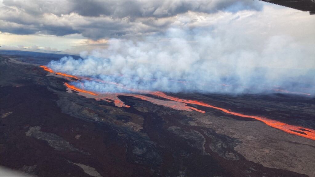 La lava comenzó a fluir cerca de la medianoche del domingo en la cumbre del Mauna Loa.
