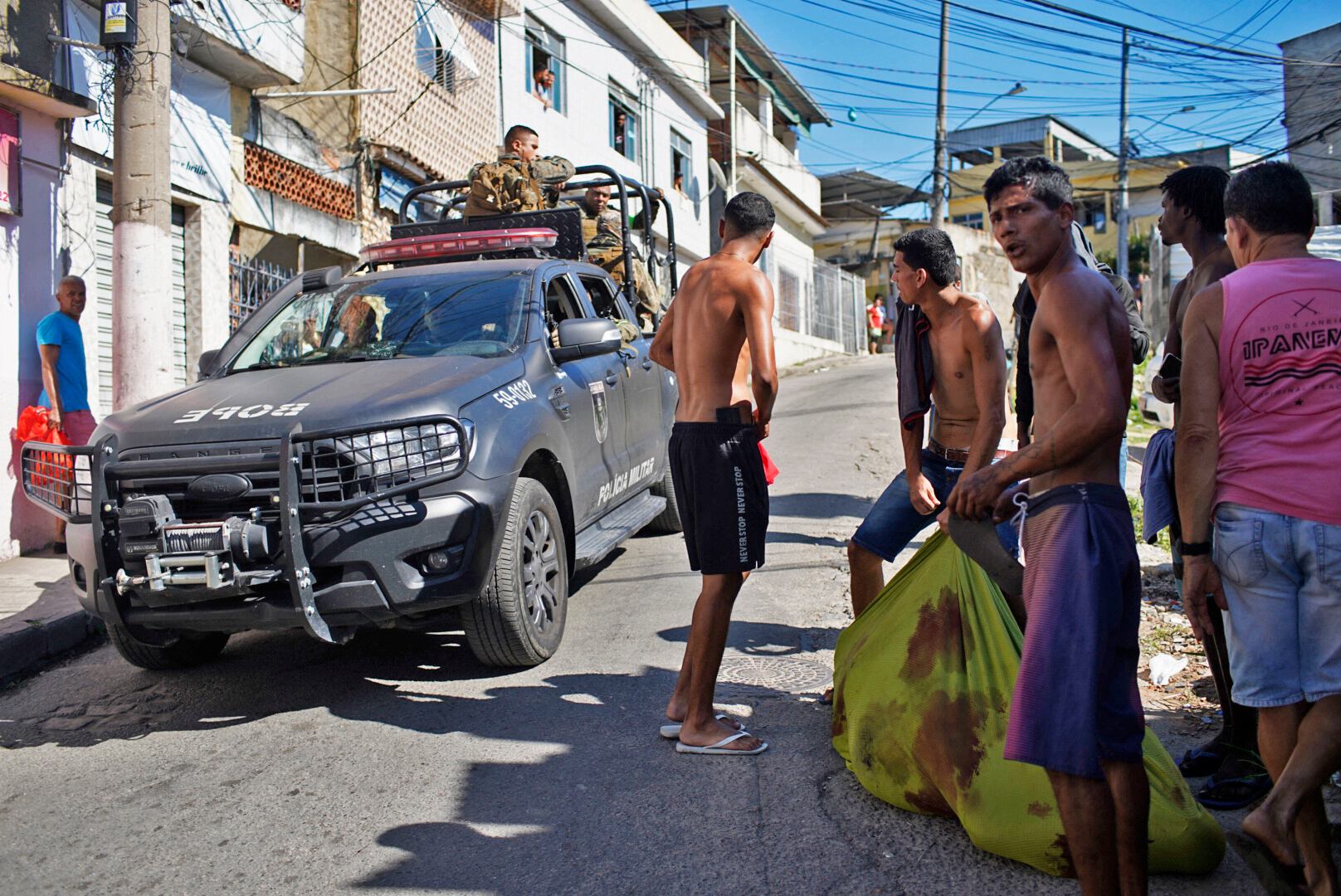Entre las víctimas fatales hay 16 sospechosos de pertenecer a bandas criminales, una mujer que era vecina del lugar y un uniformado. Foto: AFP/Mauro Pimentel.