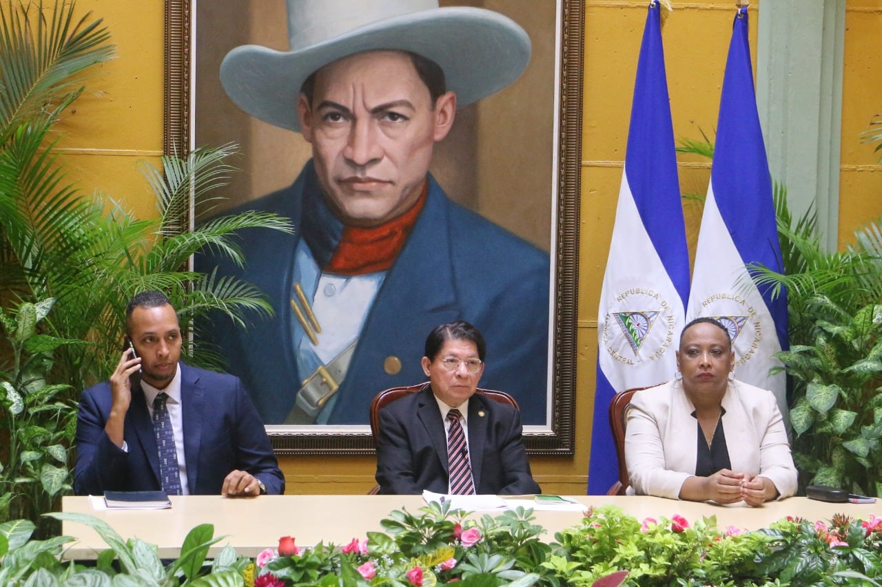 Denis Moncada, canciller de Nicaragua, anunciando el retiro de la OEA.