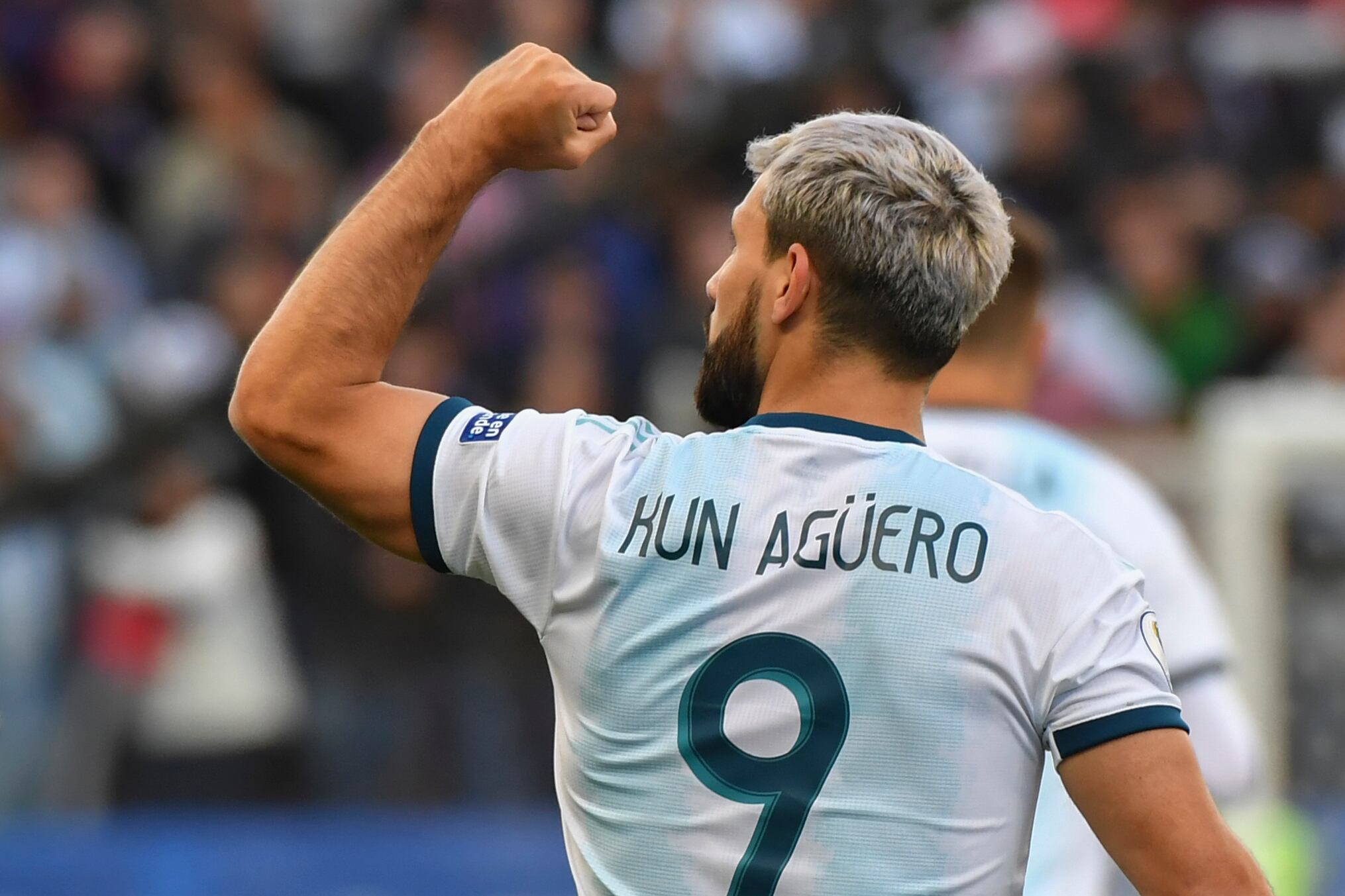 Puño cerrado para el festejo de Agüero.