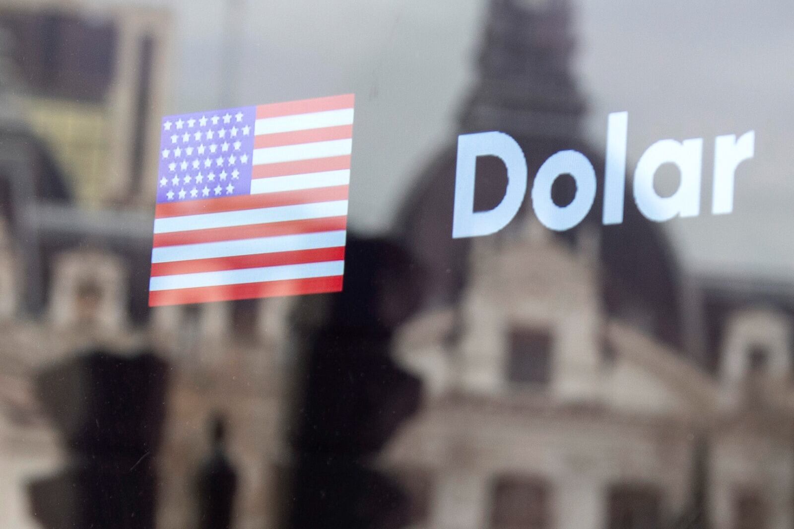 El dólar blue retrocedió 30 pesos y terminó en 1385 pesos.