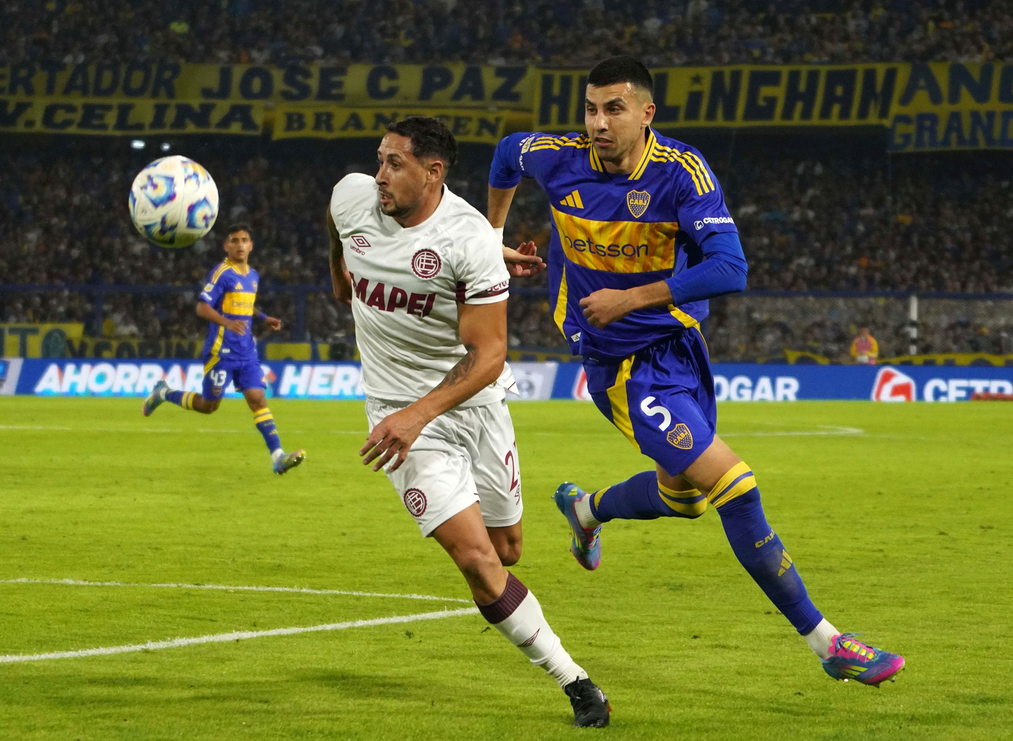 Battaglia y Carrera van en busca de la pelota