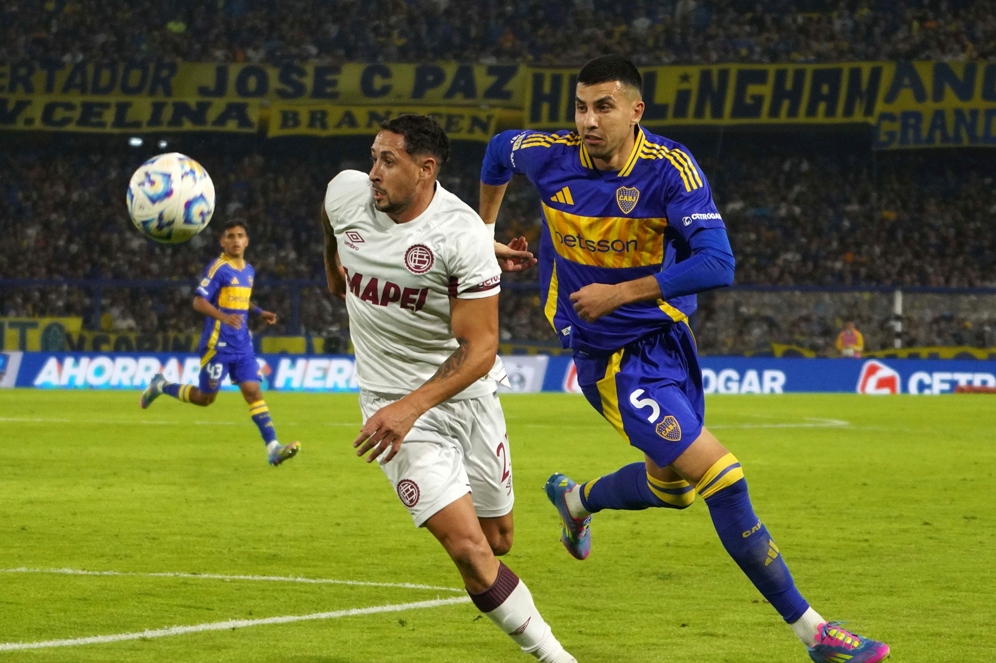 Battaglia y Carrera van en busca de la pelota