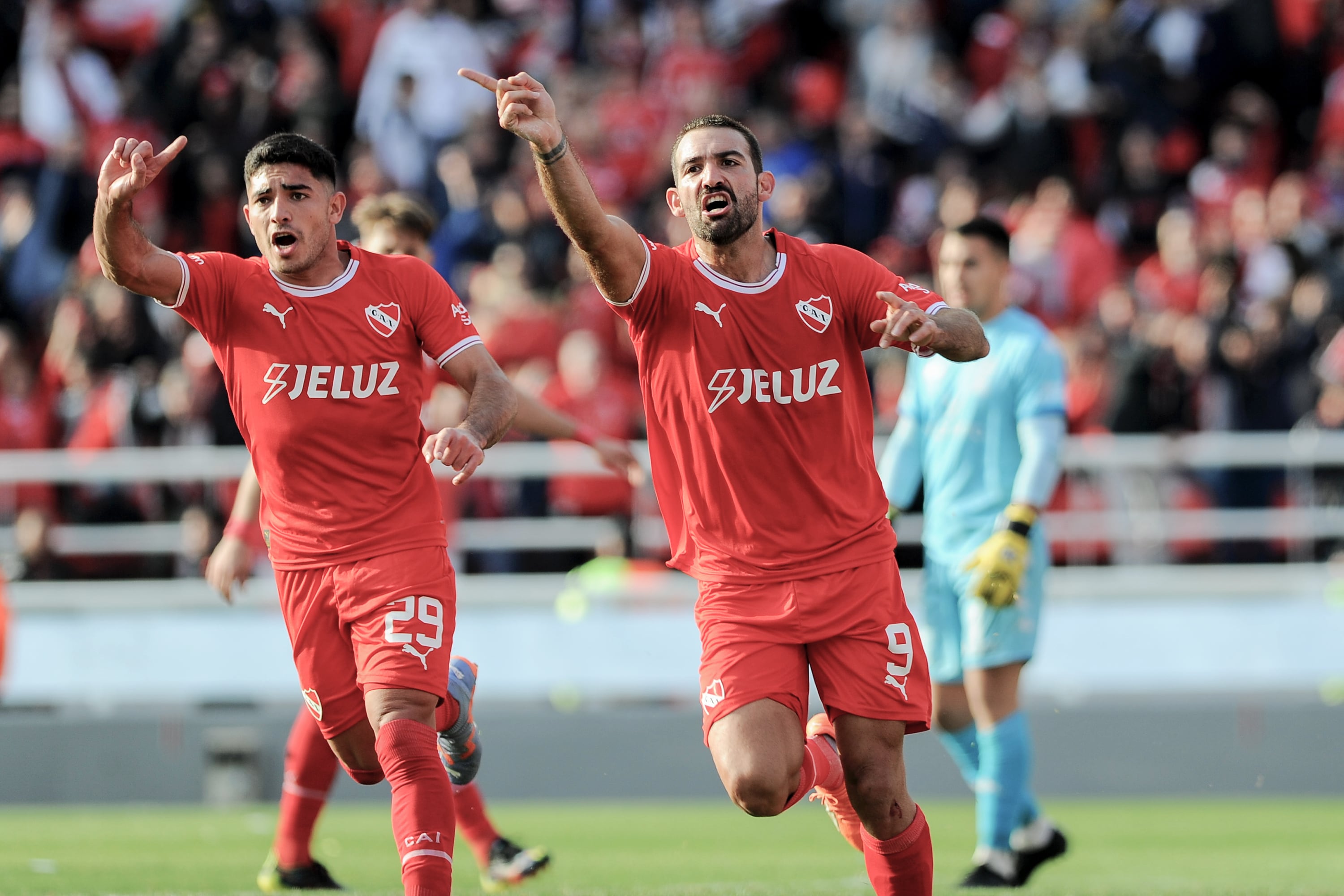 Martínez y Cauteruccio protestan por el gol anulado. Al rato festejarían gracias al VAR