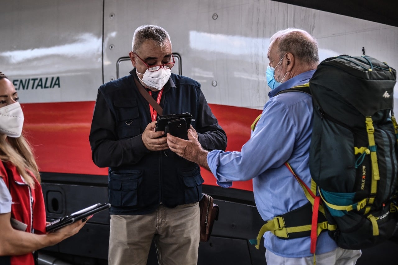 Un inspector controlaelpase verde en una estacón de tren de Turín.