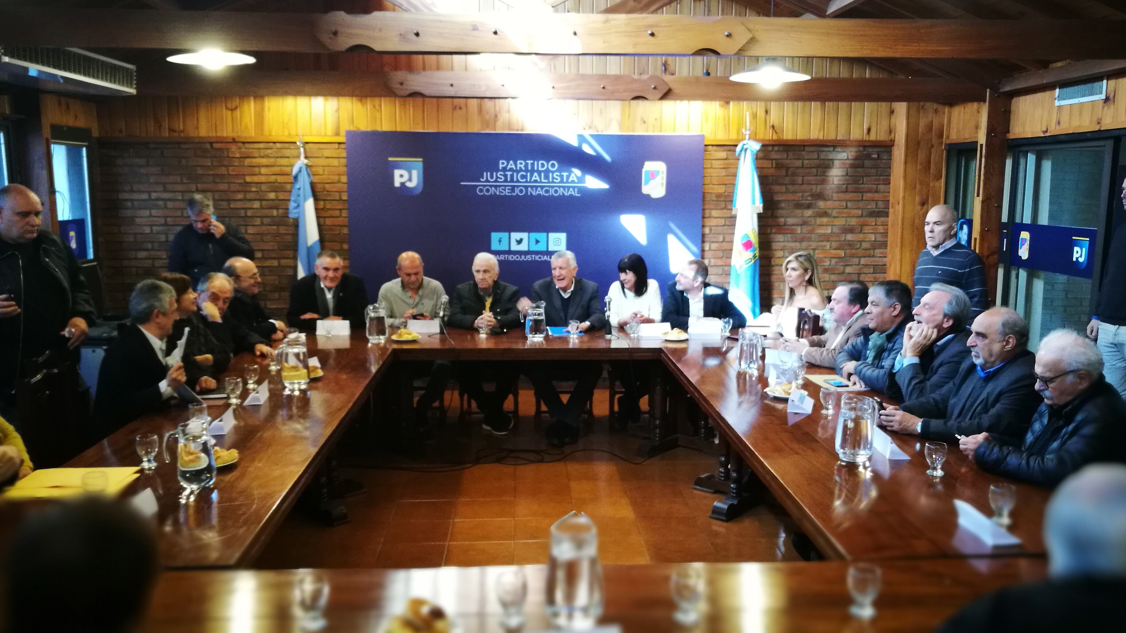 José Luis Gioja encabezó la reunión con más de una decena de referentes de distintos partidos políticos.