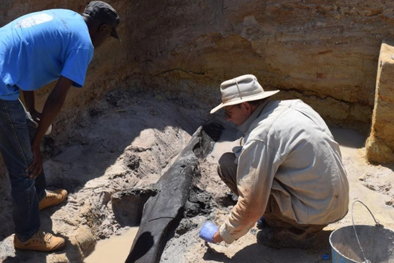 El equipo de excavación mientras descubre una estructura de madera.