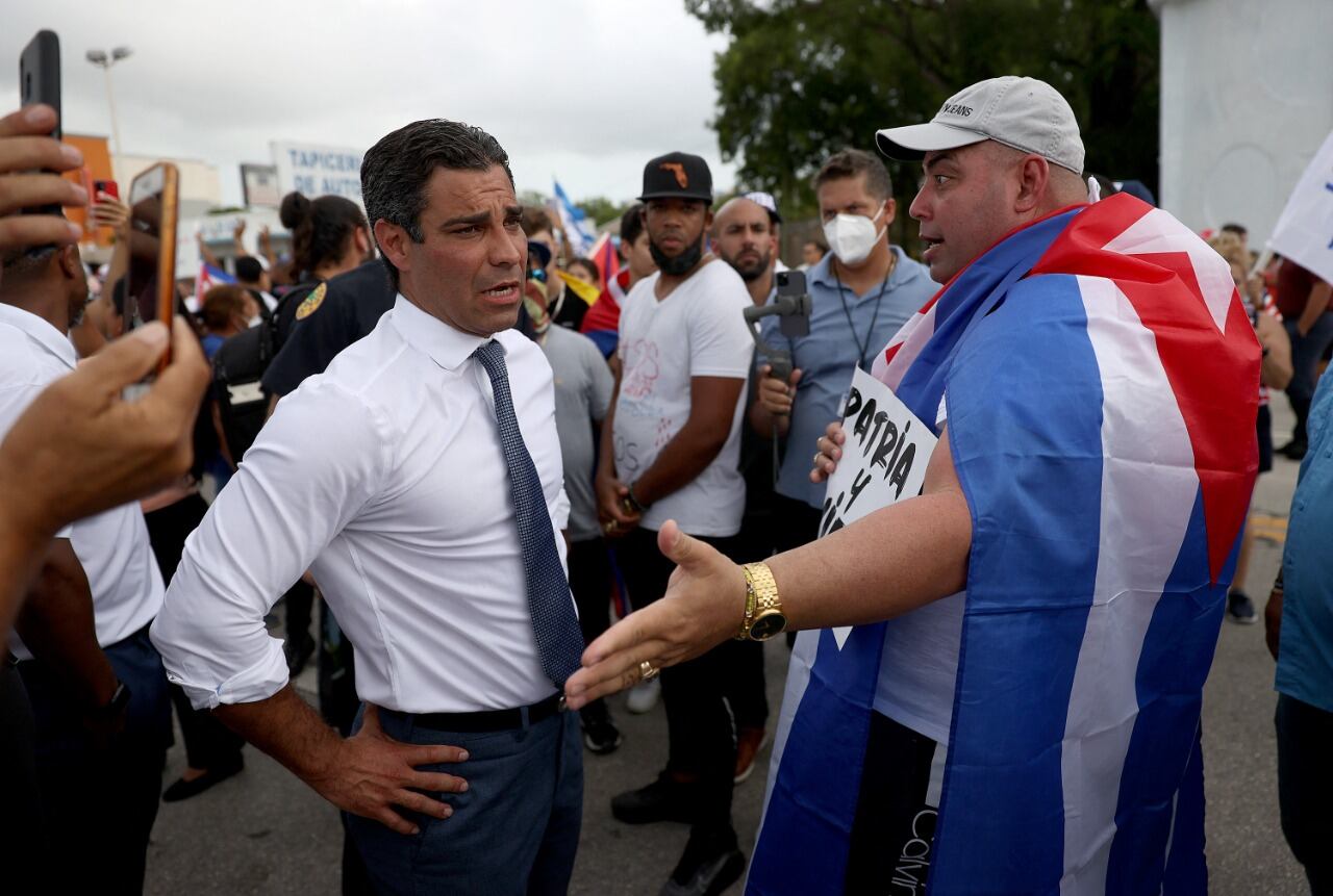 Francis Suárez habla con un manifestante anticastrista en Miami.
