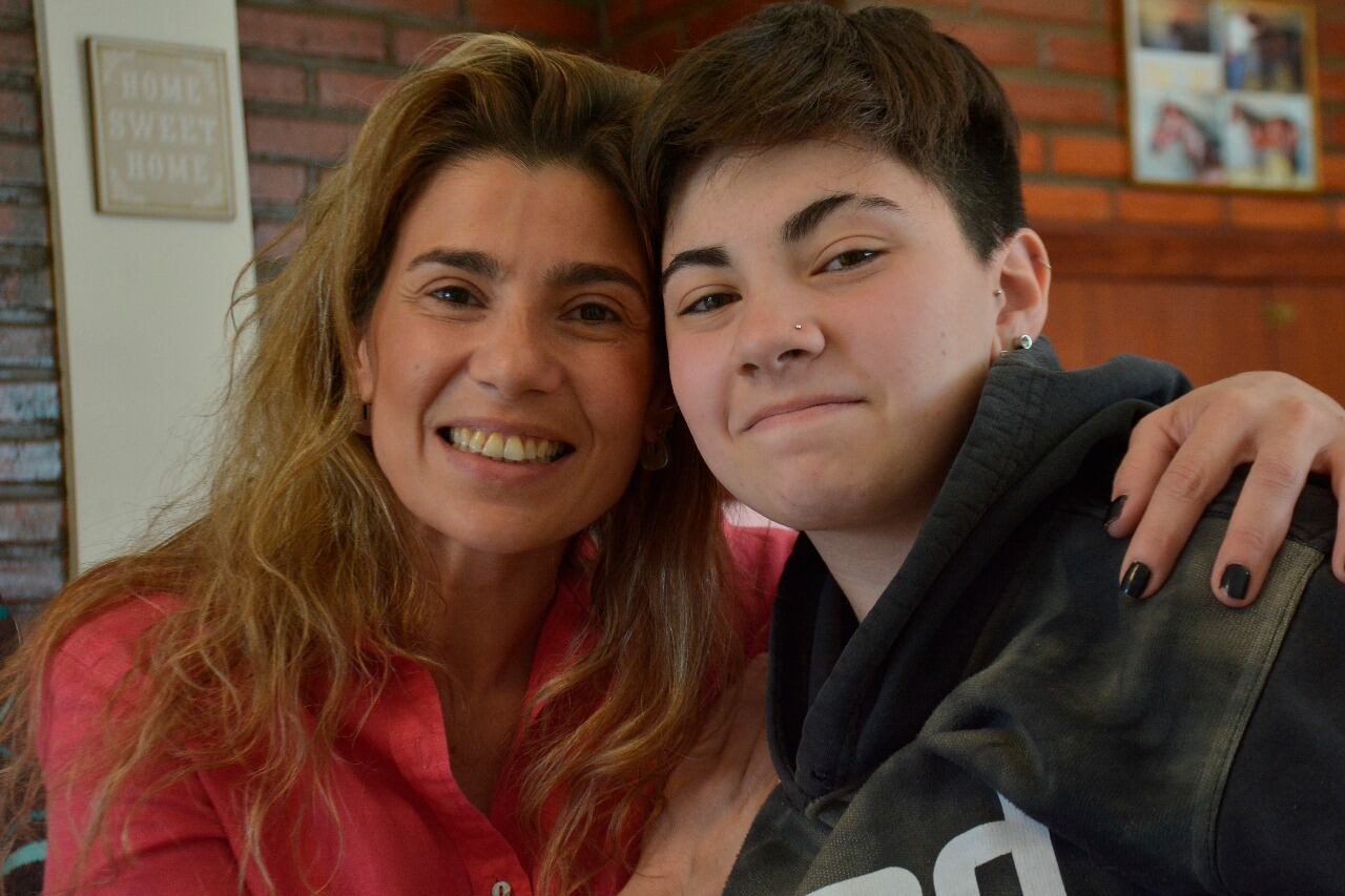 Franchesca, la mamá, y Matías, felices con el cambio de DNI.