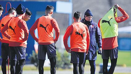 Ariel Holan dirige la práctica del Rojo.