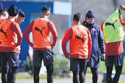 Ariel Holan dirige la práctica del Rojo.