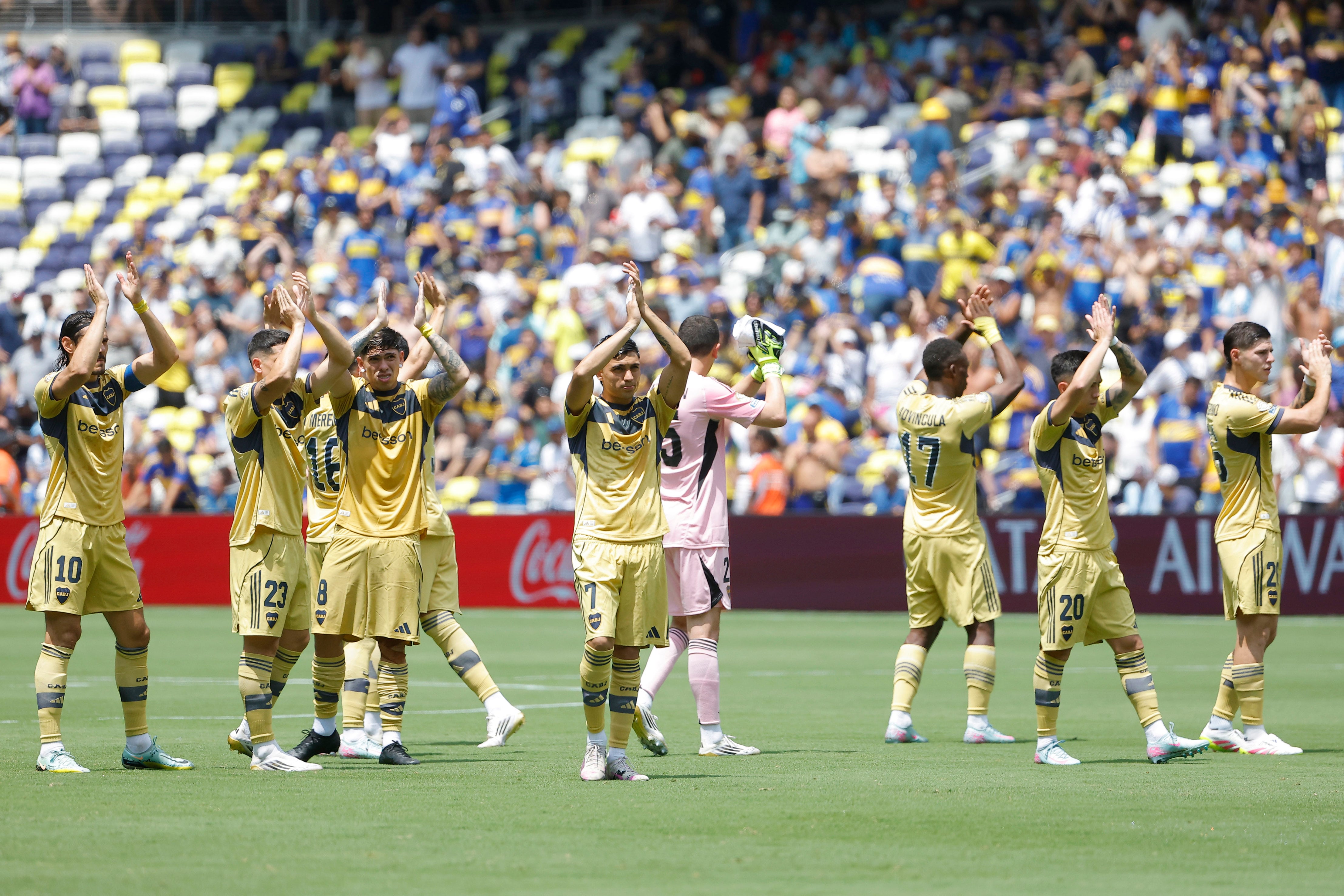 Los jugadores de Boca aplauden a sus hinchas, al despedirse del Mundial