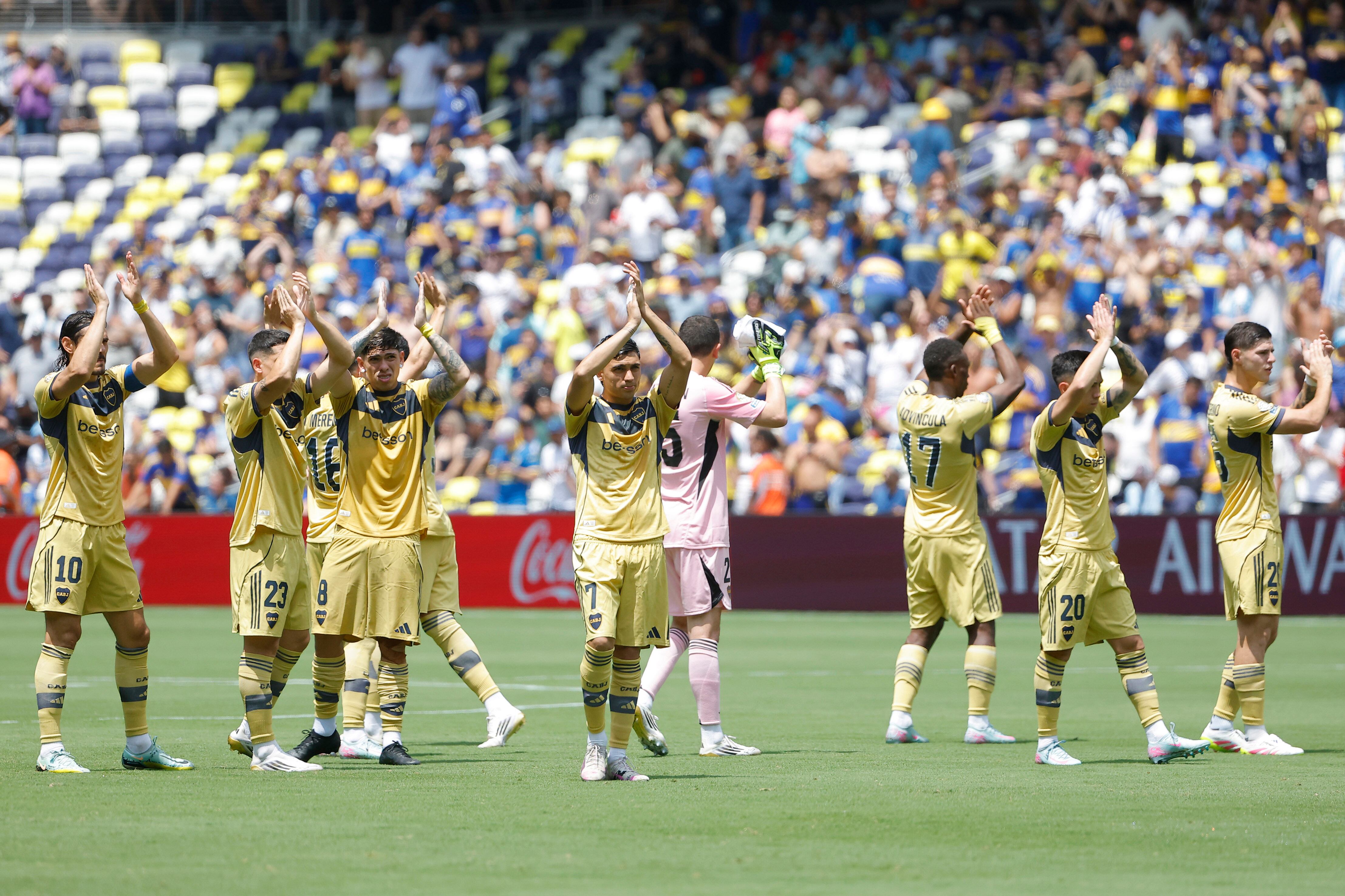Los jugadores de Boca aplauden a sus hinchas, al despedirse del Mundial