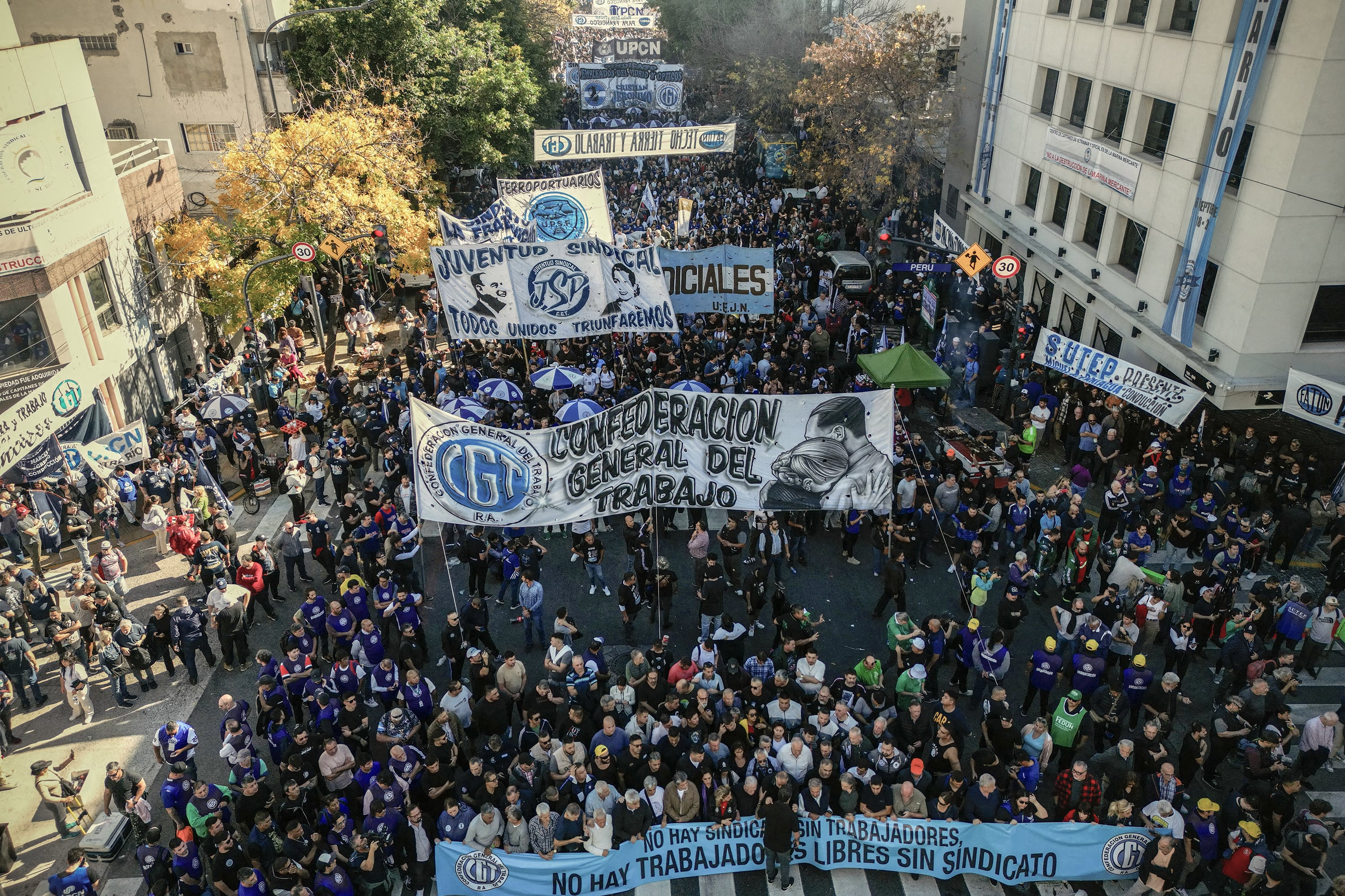 La jornada transcurre con fuerte presencia policial sobre la 9 de Julio y la aplicación del protocolo antipiquetes.
