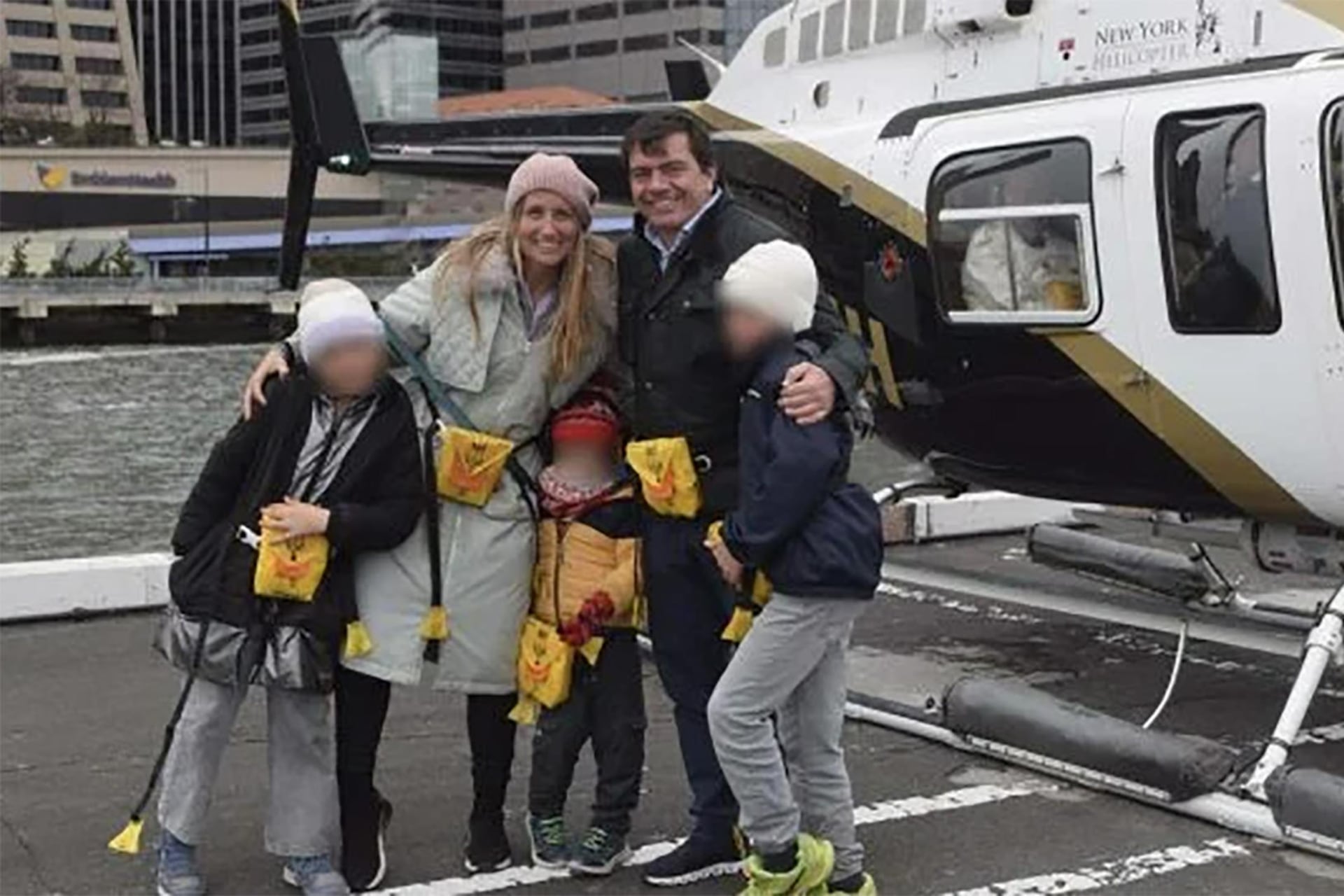 Los restos del helicóptero en el Río Hudson, en Nueva York.