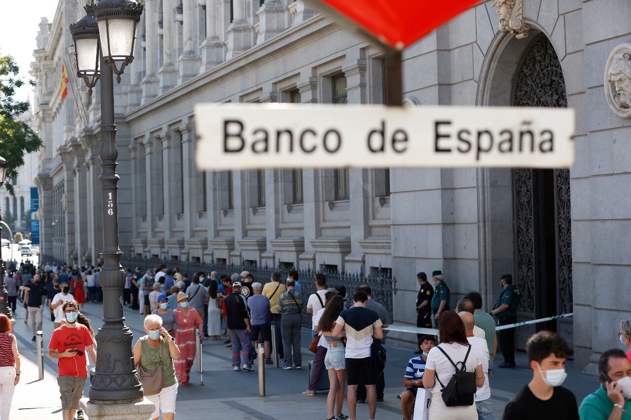 El Banco de España fijó este miércoles es miércoles como último día para cambiar pesetas por euros y miles de personas fueron hicieron cola para deshacerse de la vieja moneda.