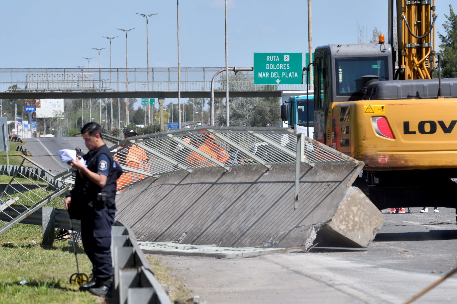 Un camión chocó contra un puente en la ruta 36 y produjo su derrumbe.