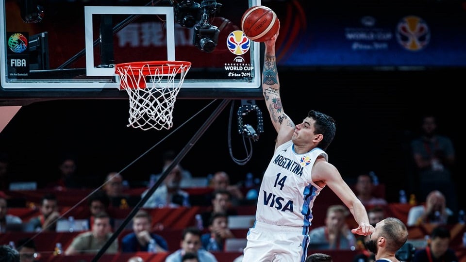 Deck vuela ante la mirada de Fournier.