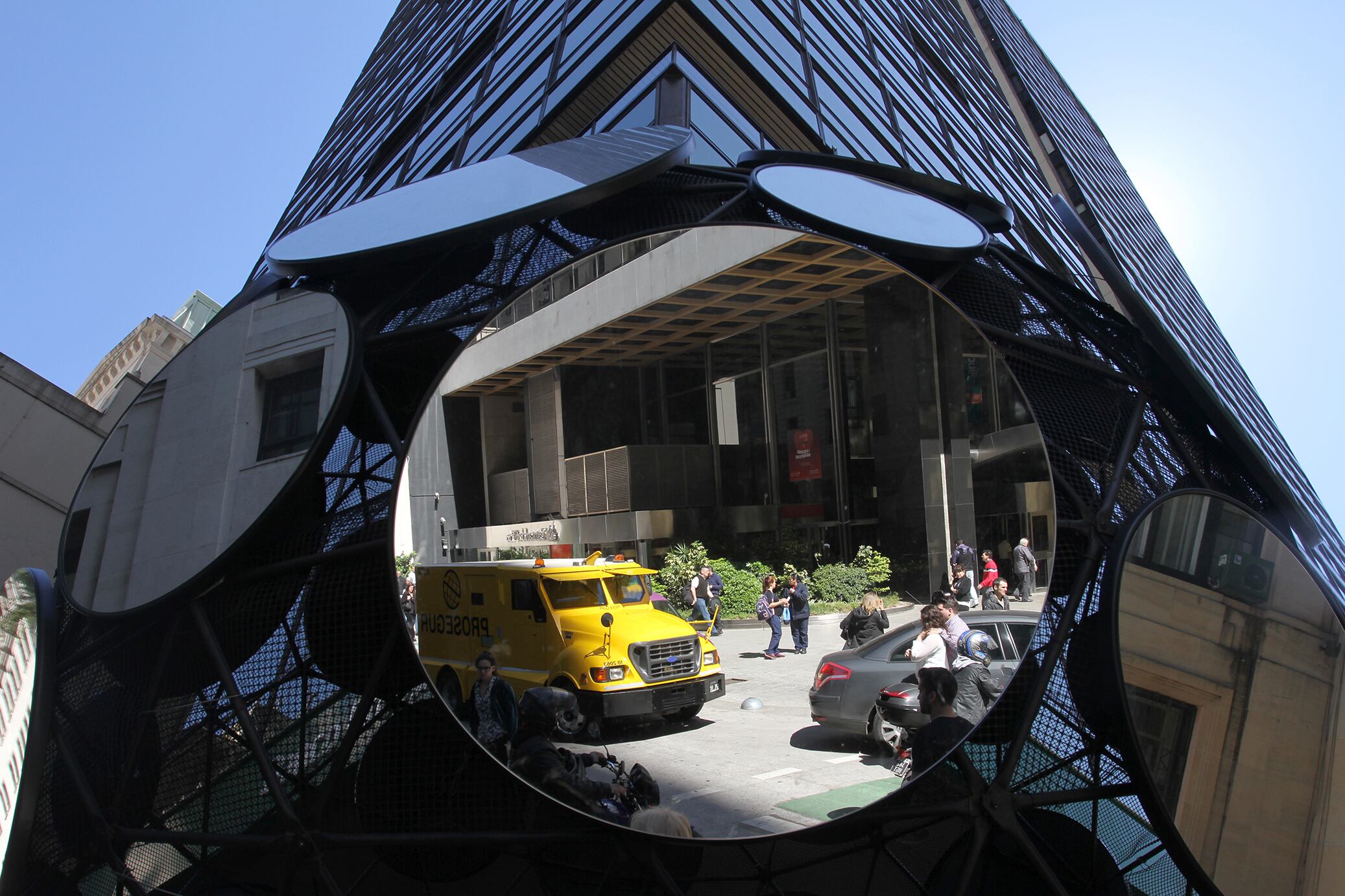 El Banco Central publica todos los meses tablas comparativas de comisiones en el sistema.