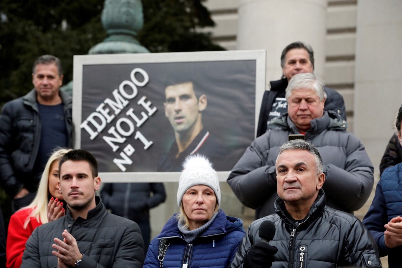El padre de Djokovic, Srdjan, se dirige a los manifestantes