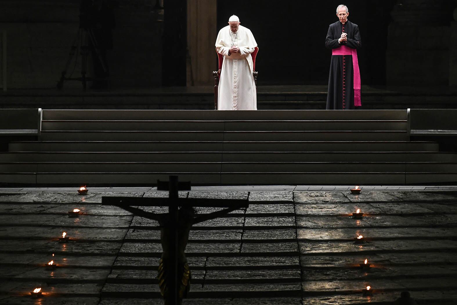 Francisco, en una iglesia semi vacía y una plaza sin multitudes.