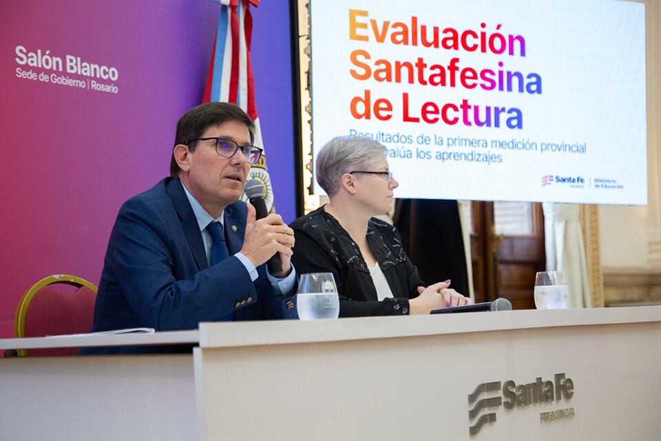 El ministro de Educación José Goity, dando los resultados.