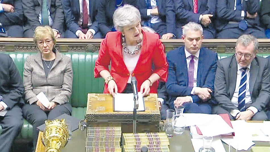 Theresa May toma la palabra en el Parlamento británico luego de que rechazara su acuerdo con la Unión Europea.