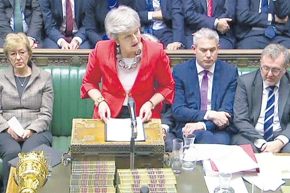 Theresa May toma la palabra en el Parlamento británico luego de que rechazara su acuerdo con la Unión Europea.