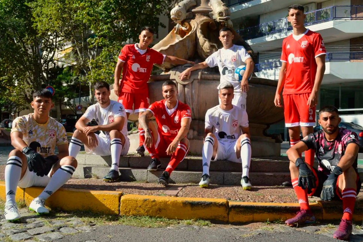 Los jugadores de Barrancas UMET posan con sus flamantes camisetas.