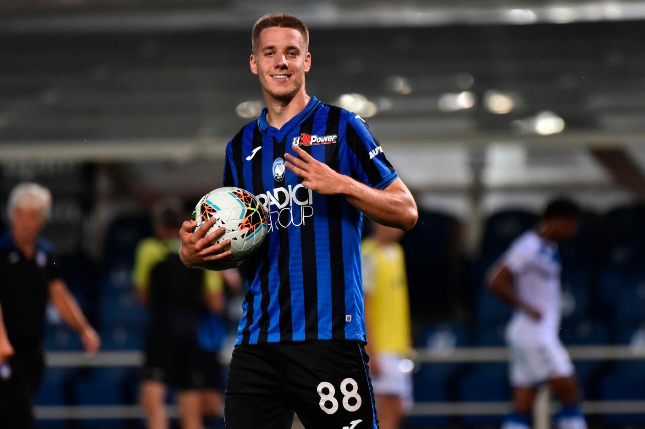 El croata Pasalic marcó un triplete para Atalanta y se llevó la pelota a su casa.