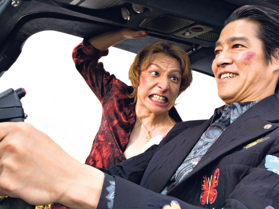 Miike cae en algunos convencionalismos, pero deja un par de escenas de acción memorables.