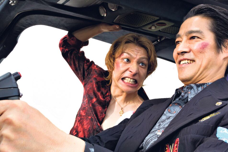 Miike cae en algunos convencionalismos, pero deja un par de escenas de acción memorables.